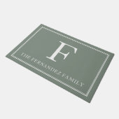 Elegant Sage Green Initial Familienname Fußmatte (Schrägansicht)