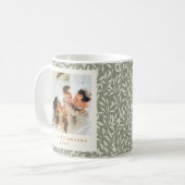 Elegant Sage Green Leaf Custom Photo Christmas Kaffeetasse (Vorderseite Links)