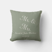 Elegant Sage Green Mr.and Mrs Name Date Script  Kissen (Vorderseite)