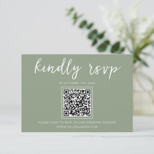 Elegant Sage Green Script QR Code Wedding Website RSVP Karte (Stehend Vorderseite)
