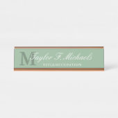 Elegant Sage Green White Monogram & Name Schreibtischnamensplakette (Vorderseite )