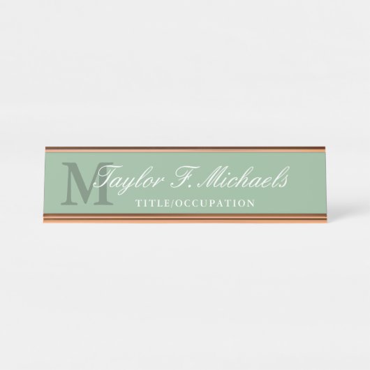 Elegant Sage Green White Monogram & Name Schreibtischnamensplakette (Vorderseite )