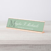 Elegant Sage Green White Monogram & Name Schreibtischnamensplakette (Vorderseite )