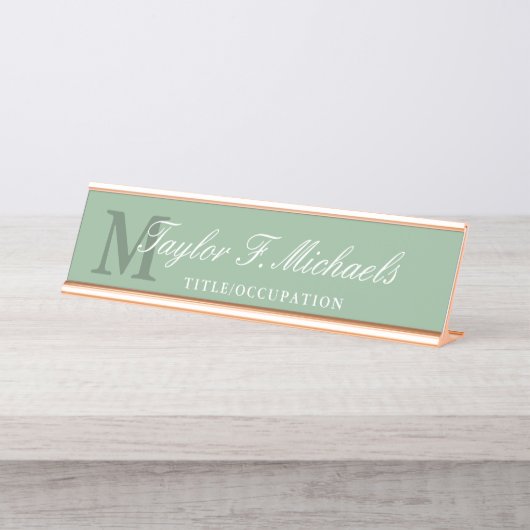 Elegant Sage Green White Monogram & Name Schreibtischnamensplakette (Vorderseite )