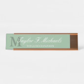 Elegant Sage Green White Monogram & Name Schreibtischnamensplakette (Vorderseite )