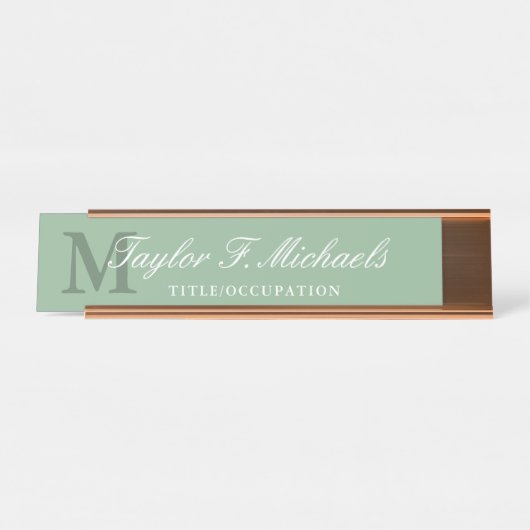 Elegant Sage Green White Monogram & Name Schreibtischnamensplakette (Vorderseite )