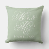 Elegant Sage Mr. und Mrs. Script Custom Monogram Kissen (Vorderseite)