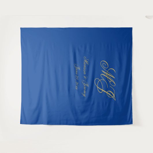 Elegant Sapphire Blue Gold Script Monogram Wedding Wandteppich (Vorderseite (Horizontal))