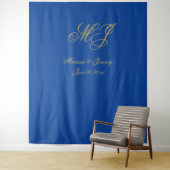 Elegant Sapphire Blue Gold Script Monogram Wedding Wandteppich (Beispiel)