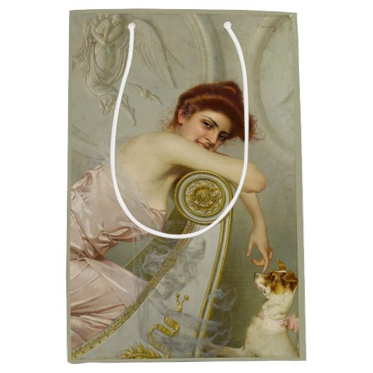 Elegant schöne Dame, die ihren Welpen kitzelt Mittlere Geschenktüte (Vorderseite)