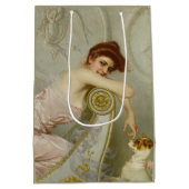 Elegant schöne Dame, die ihren Welpen kitzelt Mittlere Geschenktüte (Rückseite)