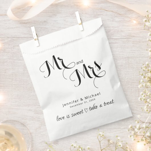 Elegant Schwarz-weiß Mr. und Mrs. Liebe ist süß Geschenktütchen (Ausgeschnitten)
