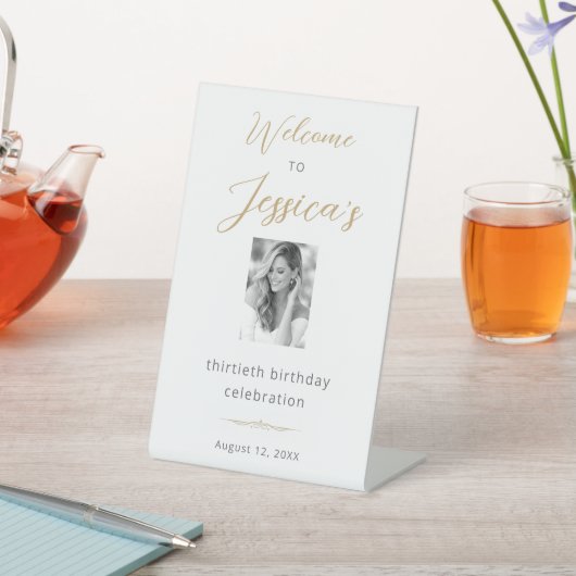 Elegant Script 30th Birthday Party Photo Welcome Sockelschild (In SItu)