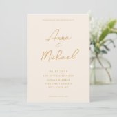 Elegant Script Champagne Wedding Einladung (Stehend Vorderseite)