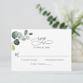 Elegant Script Eucalyptus Greenery Wedding RSVP Karte (Stehend Vorderseite)