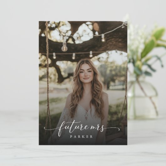 Elegant Script Future Mrs. Brautparty Foto Einladung (Stehend Vorderseite)