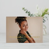 Elegant Script Grad Photo Graduation Announcement Folieneinladung (Stehend vorne)