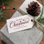 Elegant Script Merry Christmas Botanical Geschenkanhänger<br><div class="desc">An der Vorderseite dieses Geschenketiketts ist Frohe Weihnachten in eleganter Schrift-Kalligraphie, mit Familiennamen, und auf der Rückseite ist ein Aquarellmuster aus Pinecones, Kiefernbäumen und anderen Grünpflanzen, und bordeauxrote heilige heilige Beeren auf weißem Hintergrund. Karo in der Kollektion für viele passende Produkte oder kontaktiere mich über den Zazzle Chat, wenn du...</div>