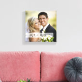 Elegant Script Mr. & Mrs. Wedding Date | Eintritt Leinwanddruck (Insitu (Wohnzimmer))