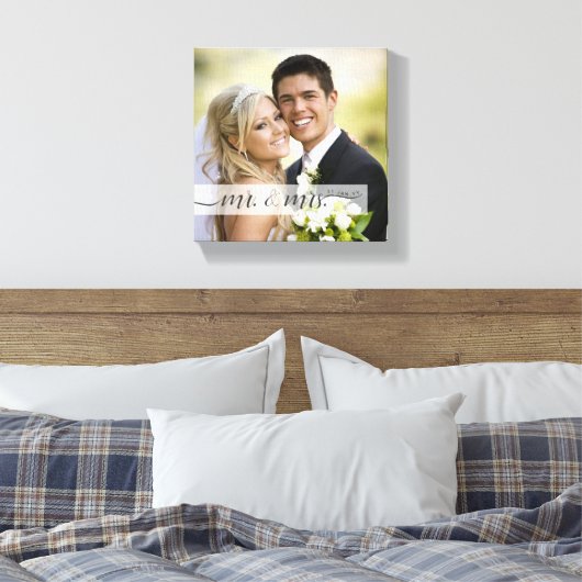 Elegant Script Mr. & Mrs. Wedding Date | Eintritt Leinwanddruck (Insitu (Schlafzimmer))