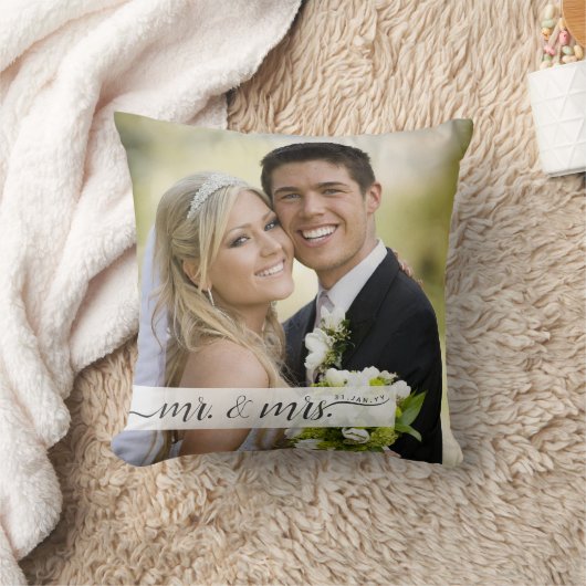 Elegant Script Mr. & Mrs. Wedding Date Keepake Kissen (Decke)