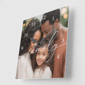 Elegant Script Overlay Family Photo Quadratische Wanduhr (Winkel)