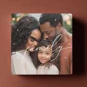 Elegant Script Overlay Family Photo Quadratische Wanduhr