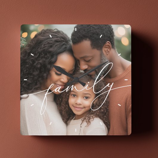 Elegant Script Overlay Family Photo Quadratische Wanduhr
