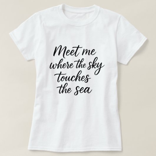 Elegant Script “Sky Touches the Sea”, Summer T-Shirt (Design vorne)
