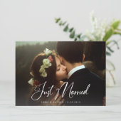 Elegant Script Staubblau | QR-Code Gerade verheira Einladung (Stehend Vorderseite)