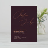 Elegant Script Typography Modern Plum Wedding Rose Folieneinladung (Stehend vorne)