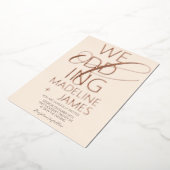 ELEGANT Scripting Rustic Tan Wedding Folieneinladung (Gedreht)