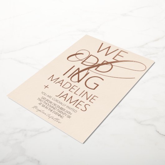 ELEGANT Scripting Rustic Tan Wedding Folieneinladung (Gedreht)