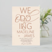 ELEGANT Scripting Rustic Tan Wedding Folieneinladung (Stehend vorne)