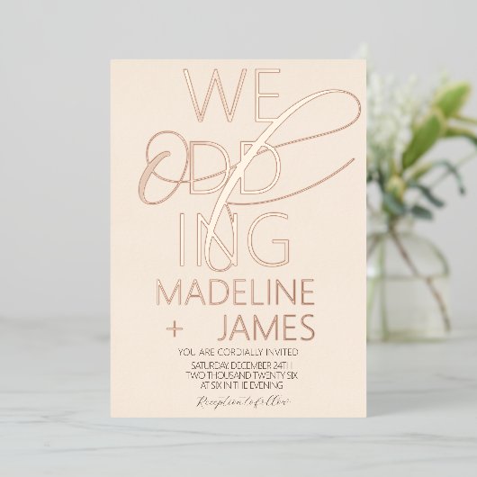 ELEGANT Scripting Rustic Tan Wedding Folieneinladung (Stehend vorne)