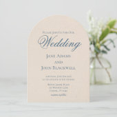 Elegant Serif Dusty Blue Arch Wedding Einladung (Stehend Vorderseite)