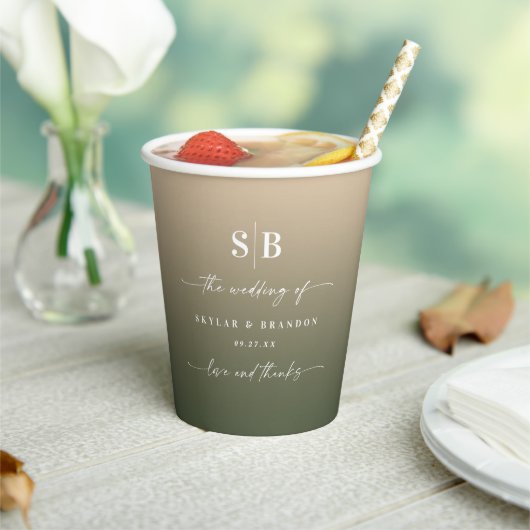 Elegant Shadow Green & Gold Monogrammed Wedding Pappbecher (In Situ)