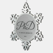 Elegant Silbername PhD Abschluss Snowflake Pew Schneeflocken Zinn-Ornament (Rechts)