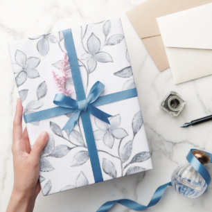 Elegant silberweiße Blumelhochzeit Geschenkpapier