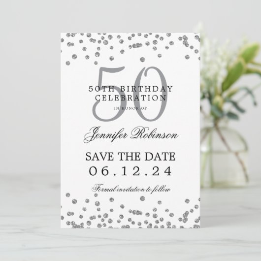 Elegant Silver 50 Geburtstag Rett Datum Confetti Einladung (Stehend Vorderseite)