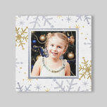 Elegant Silver and Gold Snowflakes Holiday Foto Leinwanddruck<br><div class="desc">Fügen Sie Ihrem Zuhause in dieser Feriensaison mit dieser Leinwand etwas Glanzlicht hinzu,  das mit Ihrem eigenen Foto personalisiert werden kann! Elegantes Design mit einem silbernen und goldenen Schneeflocken-Rahmen,  der einen strukturierten Glitzer mit weißem Hintergrund aussieht.</div>