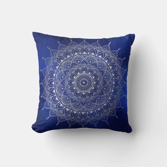 Elegant Silver auf Deep Blue Floral Henna Mandala Kissen (Vorderseite)