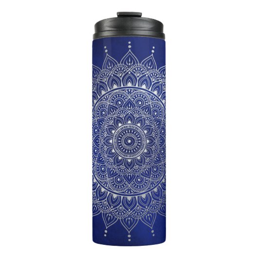 Elegant Silver auf Deep Blue Floral Henna Mandala Thermosbecher (Vorderseite)