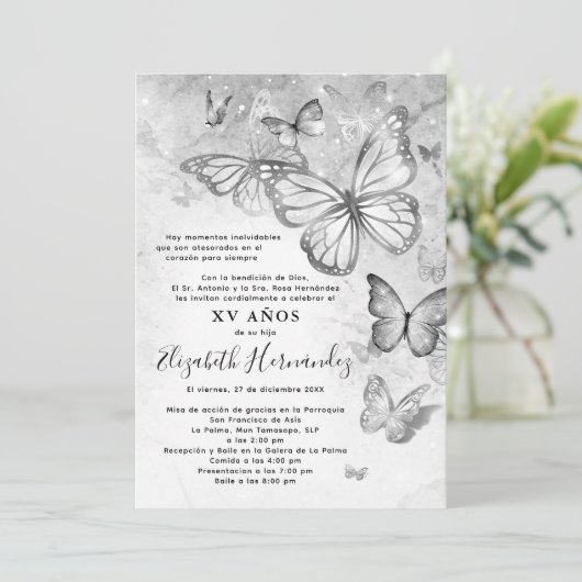 Elegant Silver Butterfly Spanish Quinceanera Einladung (Stehend Vorderseite)