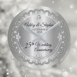 Elegant Silver Diamonds 25. Hochzeitstag Runde Wanduhr<br><div class="desc">Opulente Eleganz umrahmt dieses 25-jährige Hochzeitsstipendesign in einem einzigartigen geschmolzenen Diamantendesign mit Mitte-Teardrop-Diamant mit Imitaten, die Glitzern auf einem silberfarbenen Farbverlauf hinzufügen. Originelles Design von Holiday Hearts Designs (Rechte vorbehalten). Bitte beachten Sie, dass alle Verzierungen bedruckt sind und nur so gedruckt werden, dass sie möglichst real in einem flachen, bedruckten...</div>