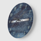 Elegant Silver Mandala Stripe Navy Blue Große Wanduhr (Winkel)