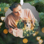 Elegant Simple Christmas | Modernes Minimales Foto Ornament Karte<br><div class="desc">Ein stilvolles, minimalistisches Weihnachtsbaumschmuck mit klassischer Typografie "Frohe Weihnachten" in Schwarz auf einem schlichten, minimalistisch-weißen Hintergrund. Das Foto, der Gruß und der Name können leicht für eine persönliche Touch angepasst werden. Ein einfaches, minimalistisches und zeitgenössisches Weihnachtsdesign, das sich in dieser Urlaubssaison auszeichnet! Das abgebildete Bild dient zur Veranschaulichung, um durch...</div>