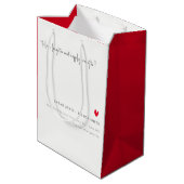 Elegant Simple Minimal Red Heart Script Wedding Mittlere Geschenktüte (Rückseite Schrägansicht)