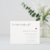 Elegant Simple Minimal Red Heart Script Wedding RSVP Karte (Stehend Vorderseite)