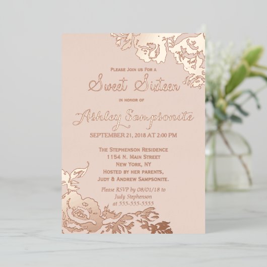 Elegant Simple Modern Rose Floral Gold Sweet 16 Folieneinladung (Stehend vorne)